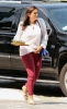 Mariska+Hargitay+Mariska+Hargitay+Grabs+Salad+UNOO0ZYU__ex.jpg